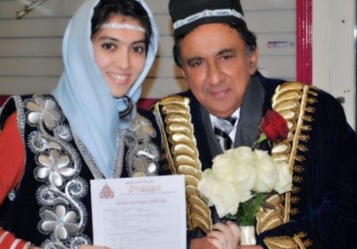 O‘zbekistonlik qizga uylangan lord Samarqanddagi festivalda faxriy mehmonlar qatorida bo‘ldi фото