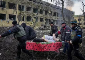 Украина ФВВ ходимлари ўққа тутилган туғруқхонадан ярадор