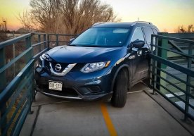 AQSHda piyodalar ko‘prigidan o‘tishga uringan Nissan unga tiqilib qoldi фото