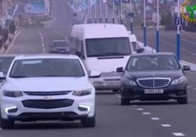 Шавкат Мирзиёев янги Chevrolet Malibu автомобилида шаҳар айланди (Видео) фото