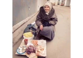 Ёшгина аёл тухум сотаётган кампирдан тухумнинг нархини