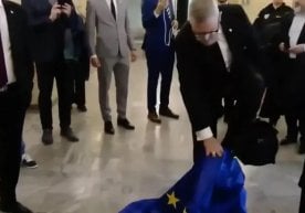 Польша президентлигига номзод Гжегож Браун Европа Иттифоқи байроғини ёқиб юборди (видео) фото