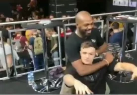 Америкалик UFC чемпиони Жон Жонс ўз мухлисини бўғма усулда