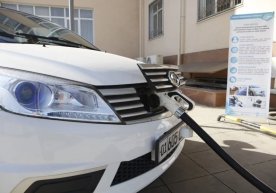 O‘zbekistonda elektromobillarni quyosh stansiyasi yordamida quvvatlovchi qurilma yaratildi фото