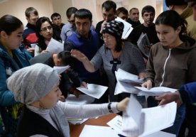 Тойлоқ ҳокими аёлини чет элга юбориб "уй бекаси" бўлиб ўтирган эркакларни танқид қилди фото