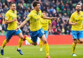 Avvalroq, jamoa murabbiylar shtabi va futbolchilar