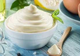 Obwohl Mayonnaise auf vielen Tischen zu finden ist und