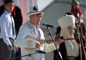 Qirg‘izistonlik oqin prezident So‘ranbay Jeenbekovga korrupsiya haqida qo‘shiq kuylab berdi (video) фото