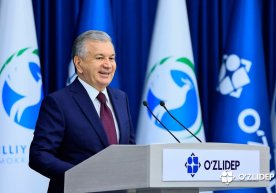 Shavkat Mirziyoyev jurnalistlarga: “Faqat oldinga. Orqalaringda sizlarga prezident tayanch, suyanch bo‘lib turadi” фото