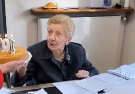 Италиялик Летисия Галлини 105 ёшини ҳамкасблари билан