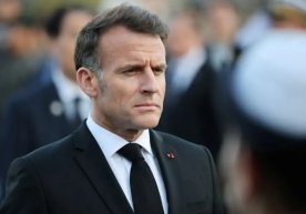 Президент Франции Эммануэль Макрон остается в центре