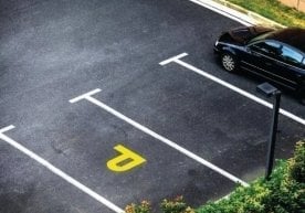 Хитойда йўл ҳаракати қоидаларини бузиб, автомобилни
