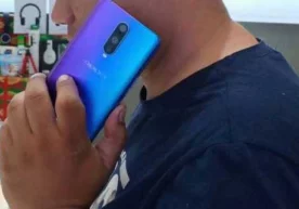 Бу смартфон «Oppo R17» деб номланган. У электр токига