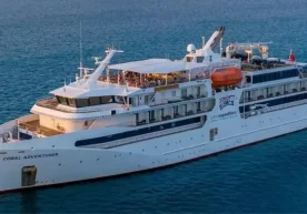 Папуа Янги Гвинея соҳилида Cорал Адвентурер саёҳат кемаси