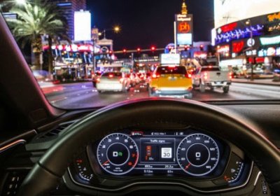Audi автомобиллари светофор билан боғланади фото