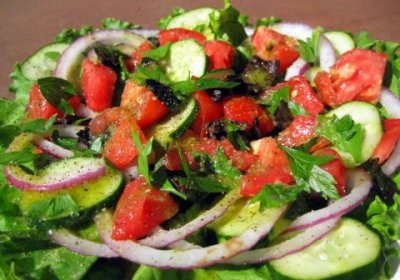 Pomidor va bodring aralashtirib tayyorlangan salat salomatlik uchun xavflidir… фото