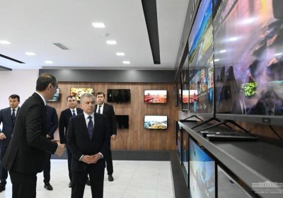 Prezident Qarshidagi televizor ishlab chiqaruvchi korxonaga bordi (foto) фото