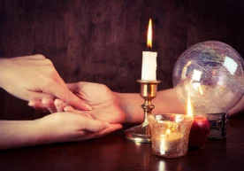 Хиромантия сўзи қадимги грек тилидаги χείρ-қўл ва