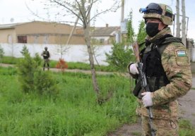 Karantindagi shaxs qochib ketish uchun harbiy xizmatchiga pora taklif qildi (foto) фото