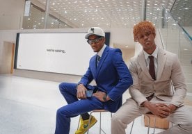 Яле университети битирувчи курс талабалари Натанео Жонсон