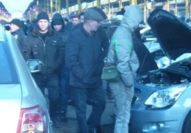 Сергели машина бозори бу якшанба куни одамлар билан гавжум