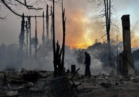 Калифорнияда даҳшатли ўрмон ёнғинлари: машҳурларнинг уйлари ёниб кетмоқда фото