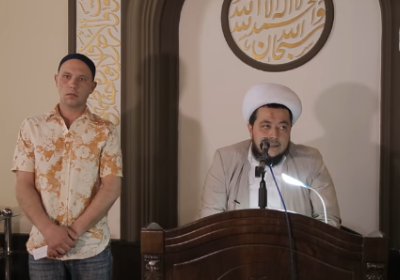 Rus yigit «Islomobod» jome masjidida musulmon bo‘ldi (video) фото