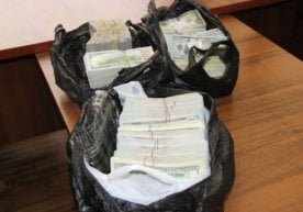 Чегарадан 746 минг долларни олиб ўтаётганлар ушланди фото