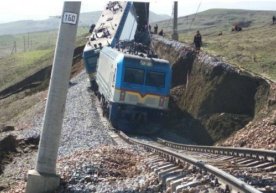 Sel tufayli Dehqonobodda poyezd izdan chiqib ketdi (foto) фото