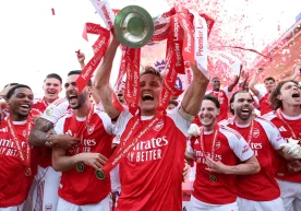 Martin Odegaard levantó el trofeo de la Premier League el