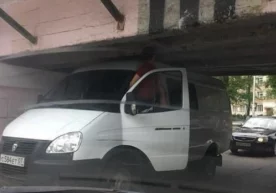 Пятигорскда “Газель” русумли автомашина “аҳмоқ кўприк”да