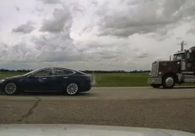 Фото: Alberta RCMP Traffic Services Канадада Tesla Модель