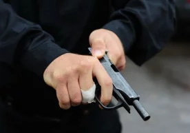 Берлинда 78 ёшли кекса эркак метро вагони ичида
