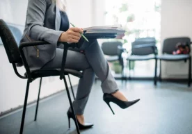 Фото: SimpleSlim Оёқларини чалкаштириб ўтиришга