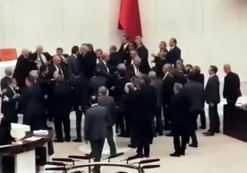 Фото: Видеодан кадр Туркия парламентида депутатлар давлат