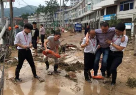 Хитойнинг Чжэцзян вилоятидан бўлган амалдор лойдан юриб,