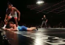 Amerikalik erkin kurashchi Jordan Barrouz Grapple At The