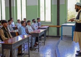 Афғонистон: қизларга мактабга боришга рухсат йўқ, аёллар ҳуқуқларини чекловчи вазирлик тикланди фото
