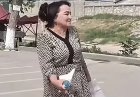 Fergana bölgesinde yaşayan 60 yaşındaki bir kadın, sürücü