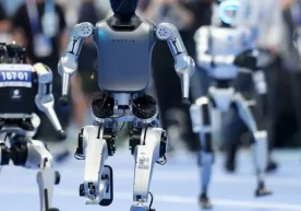 Pekin'de insan benzeri robotlar arasında dünya