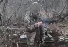 Фото: Видеодан кадр Украина расмийлари украиналик ҳарбий