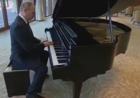 Видео: Владимир Путин Си Цзиньпин қароргоҳида рояль чалмоқда фото