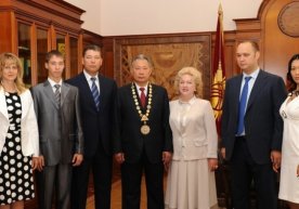 Quvgʻindagi Bakiyevning nabirasi familiyasini “Petrov”ga oʻzgartirdi va Belarusda biznes bilan shugʻullanmoqda фото
