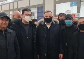 Анжей Дуда ўзбекистонликлар билан. 2022 йил 4 март куни