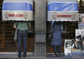 Foto: AP Photo Eronda bank menejeri hijobsiz ayolga xizmat
