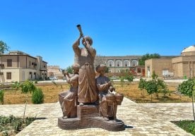 Xorazm viloyatining Xiva shahrida bir ayol haykalni