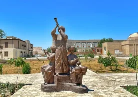 Хорезм облысының Хива қаласында бір әйел ескерткішті