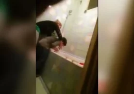 Ijtimoiy tarmoqlarda farzandiga zulm qilayotgan ona videosi tarqaldi фото
