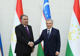 Shavkat Mirziyoyev va Emomali Rahmon tor doirada uchrashuv o‘tkazdi фото