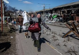 Qamaldagi Mariupol. Rus armiyasidan qochayotgan odamlar — Ukrainadagi urushning ikki kunidan fotoreportaj фото